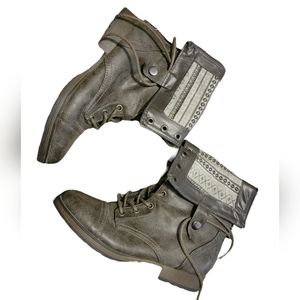 Sweater accent boots